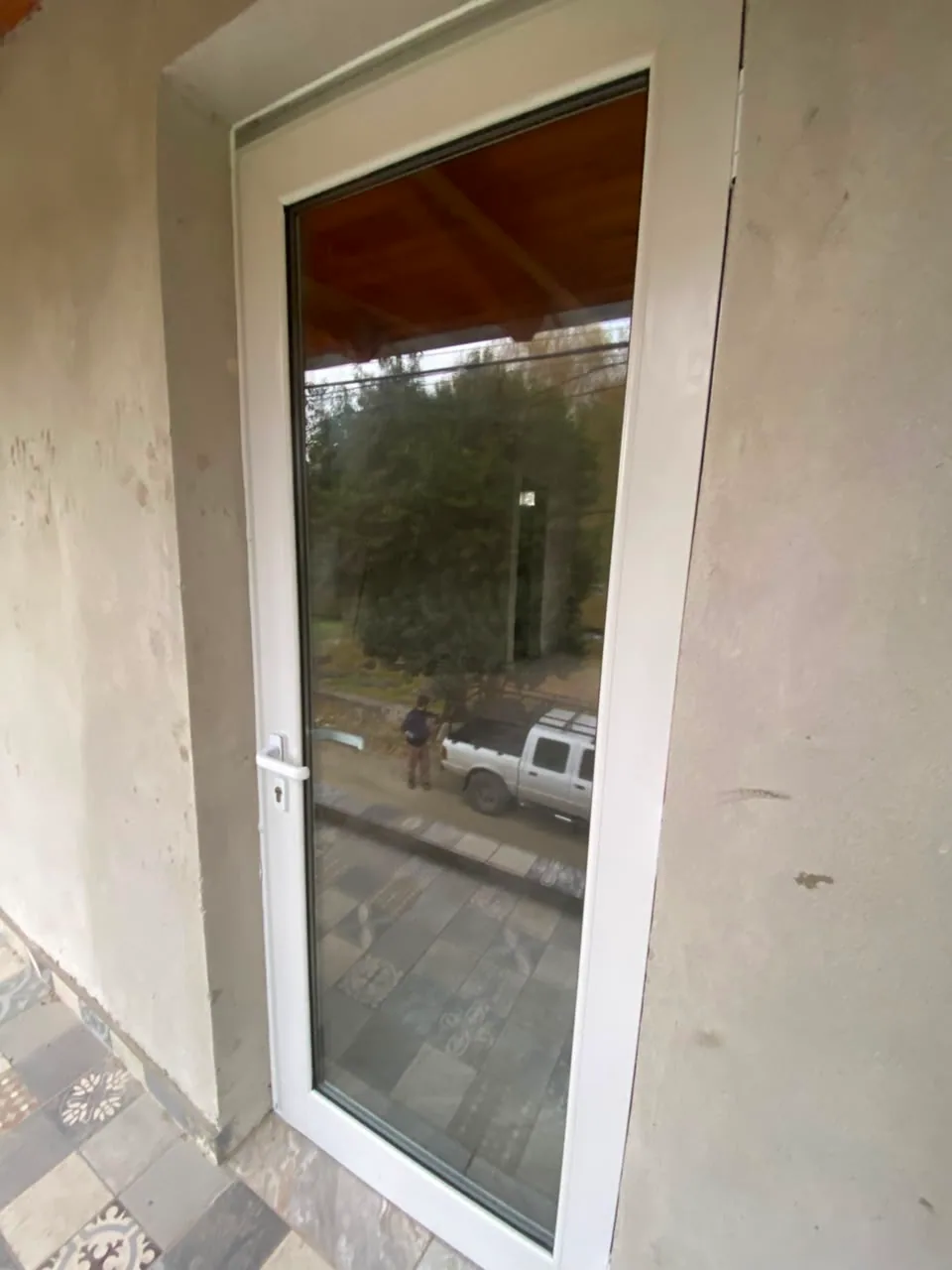 Acceso vidriado de piso a techo