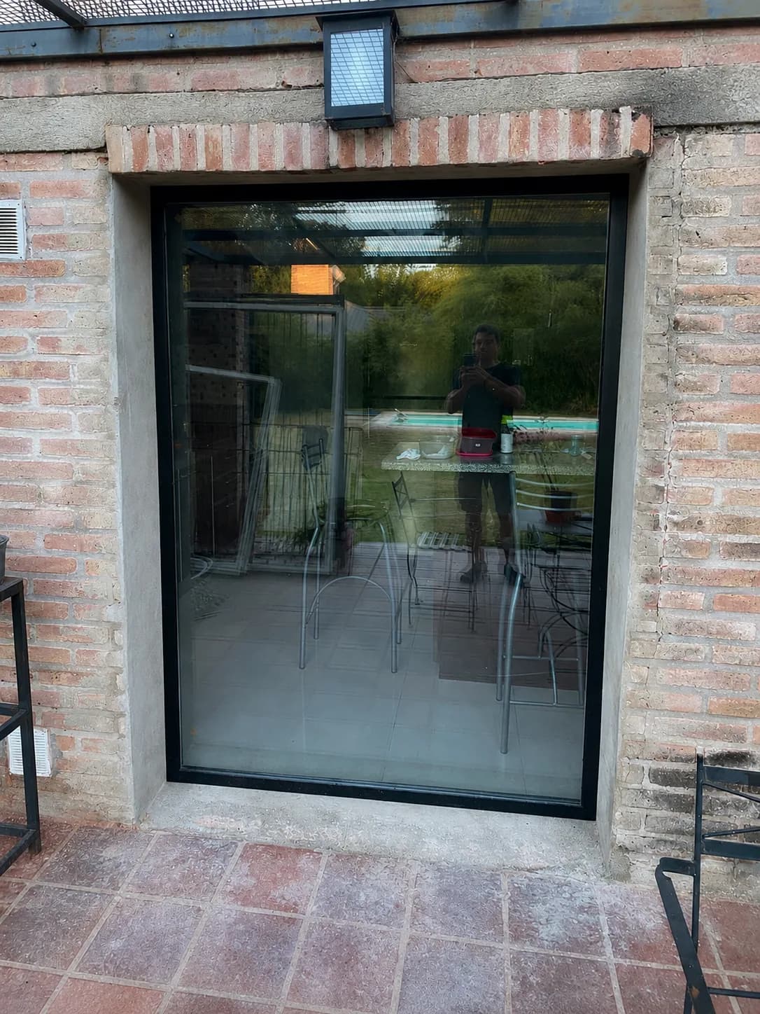 Paño fijo de gran tamaño montado sobre pared de ladrillo visto