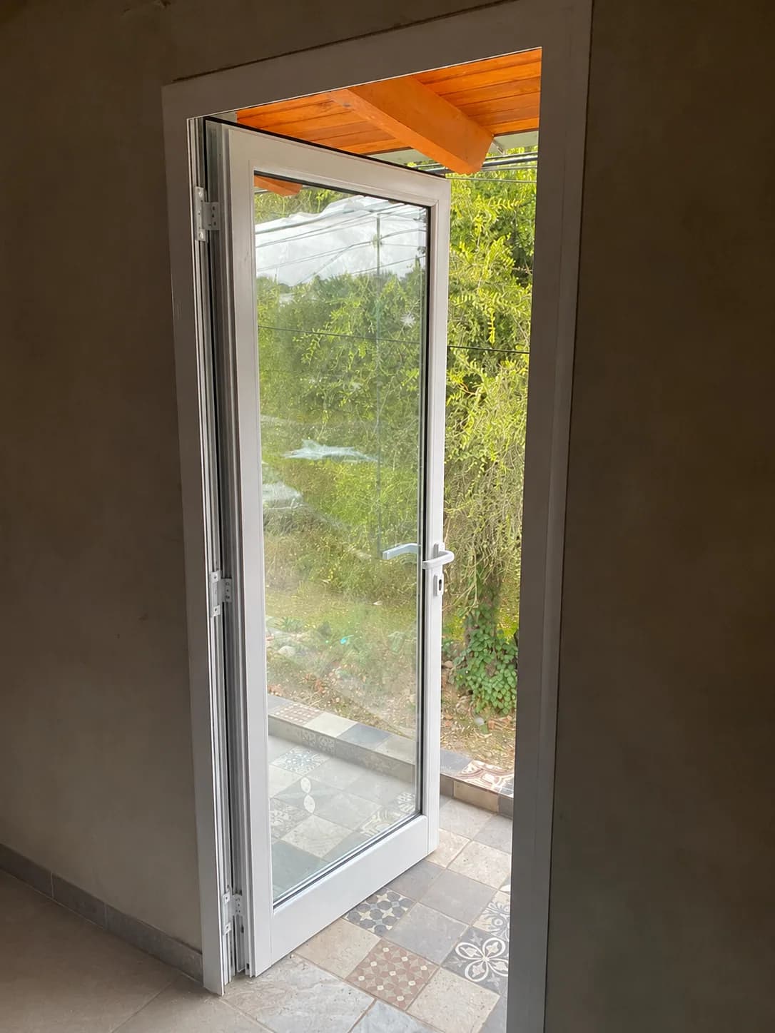 Puerta de abrir de aluminio blanco con paño vidriado