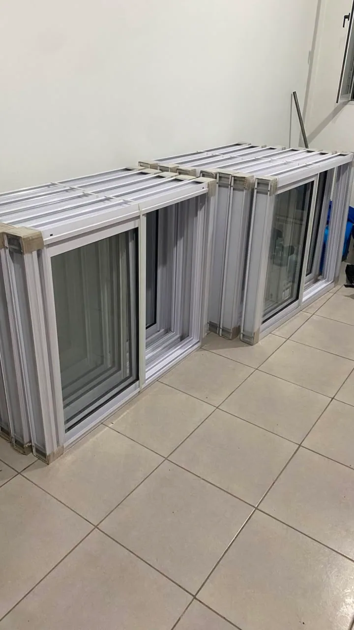 Aberturas de aluminio embaladas y listas para entregar en el taller